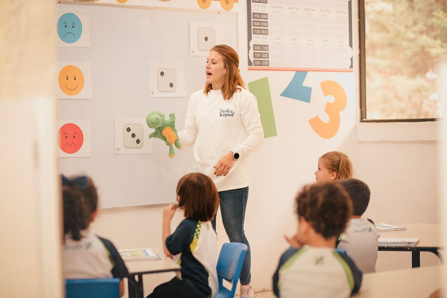Maestra guiando una clase en Discovery School