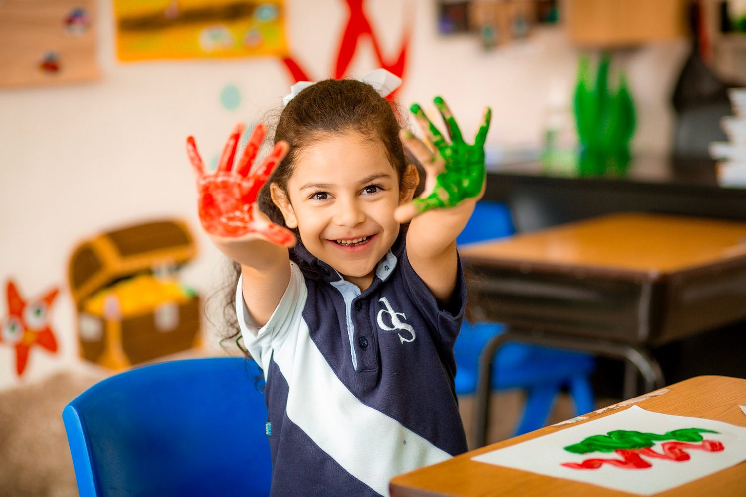Niña de Discovery School disfrutando en clase