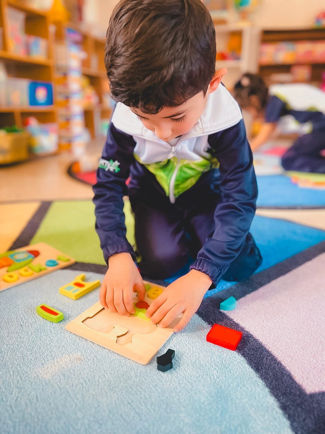 Niño de Discovery Junior aprendiendo con material didáctico