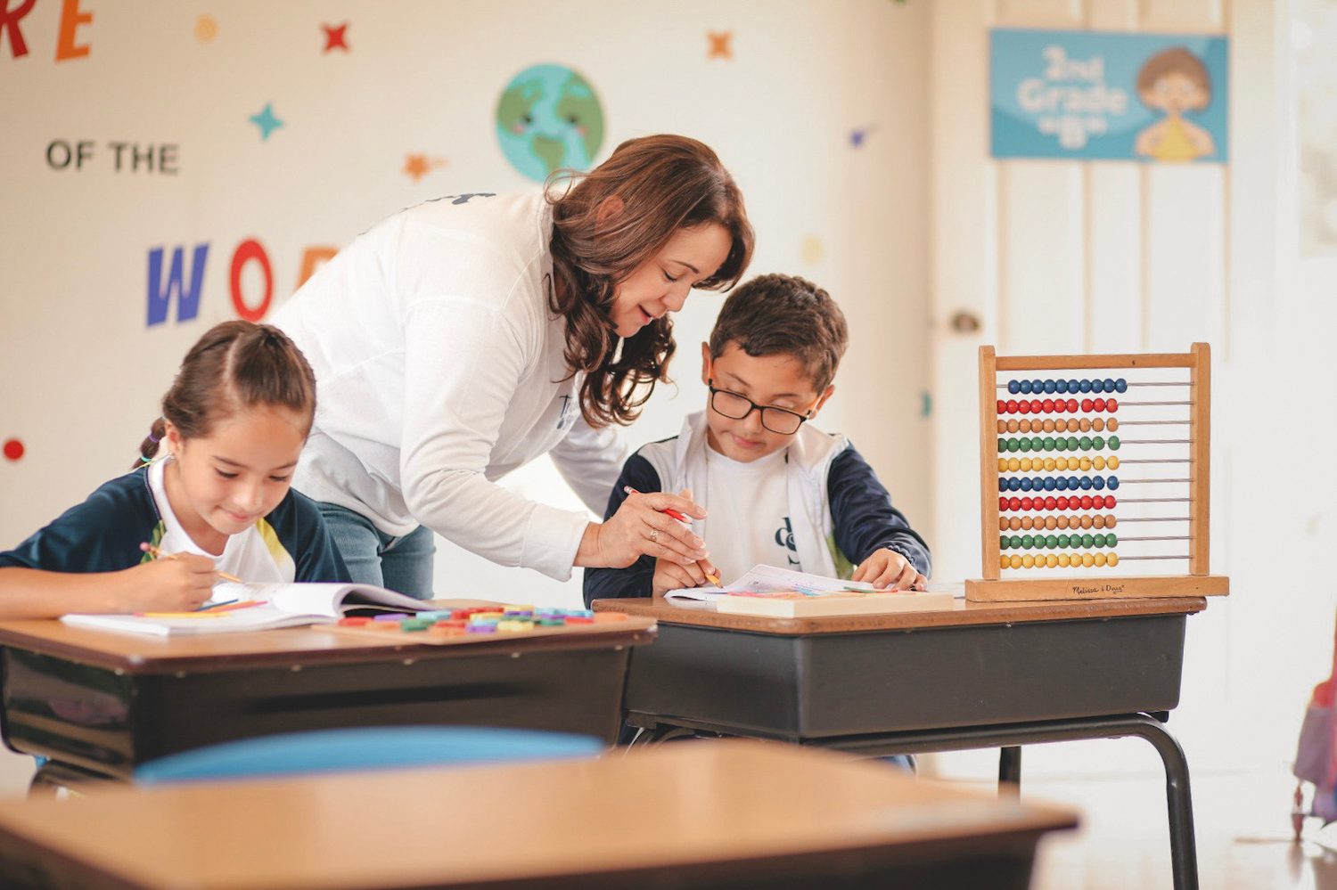 Docente acompañando a un estudiante de Discovery School